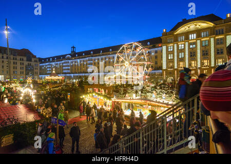 Dresden: Weihnachten Markt Striezelmarkt am Altmarkt, Riesenrad, Sachsen, Sachsen, Deutschland Stockfoto
