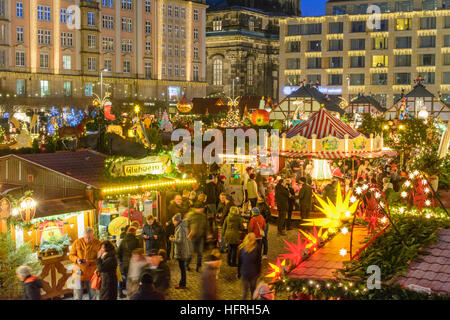 Dresden: Weihnachten Markt Striezelmarkt am Altmarkt, Sachsen, Sachsen, Deutschland Stockfoto