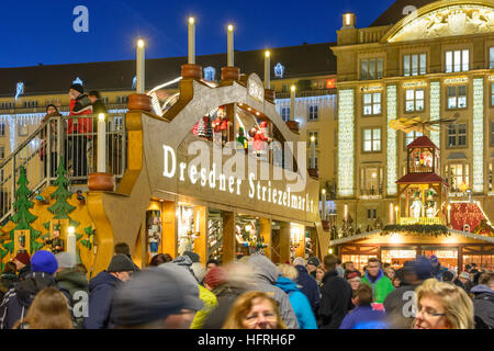 Dresden: Weihnachten Markt Striezelmarkt am Altmarkt, Sachsen, Sachsen, Deutschland Stockfoto