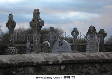 Keltische Kreuze und einer Steinmauer im Westen von Irland an einem sonnigen Tag. Stockfoto