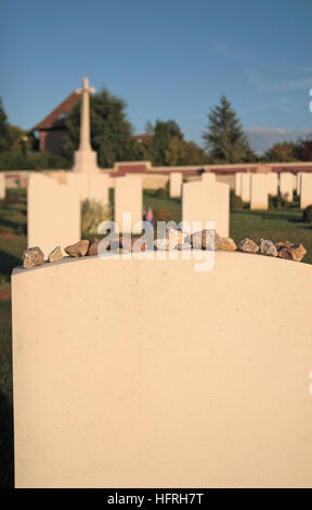 Folgende jüdische Praxis, kleinen Steinen auf einem Grabstein in den Fromelles (Fasan Holz) Militärfriedhof Fromelles, Frankreich. Stockfoto