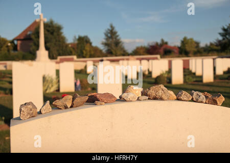 Folgende jüdische Praxis, kleinen Steinen auf einem Grabstein in den Fromelles (Fasan Holz) Militärfriedhof Fromelles, Frankreich. Stockfoto