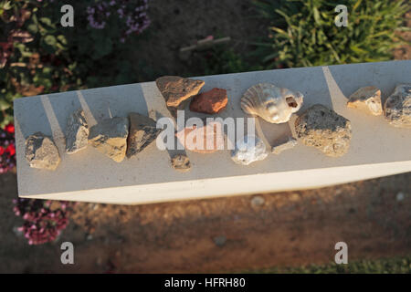 Folgende jüdische Praxis, kleinen Steinen auf einem Grabstein in den Fromelles (Fasan Holz) Militärfriedhof Fromelles, Frankreich. Stockfoto