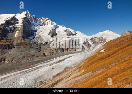 Die Großglockner-Gipfel und Pasterzengletscher im Nationalpark Hohe Tauern in Österreich an einem klaren Tag. Stockfoto