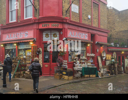 Leute Einkaufen an einem Freitag Markttag in der Portobello Road, London, England. Dezember 2016 Stockfoto