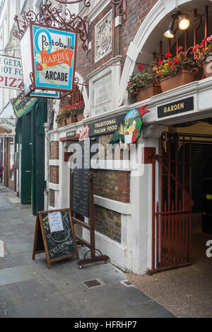 Eine farbenfrohe Restaurant Front in Portobello Road, London, England. Dezember 2016 Stockfoto