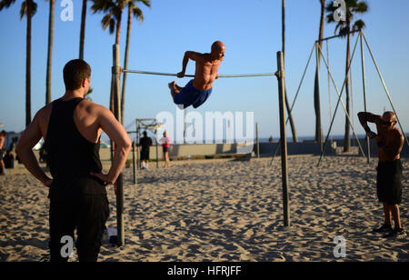 Gruppe junger Männer üben in Venice Beach Calisthenics Park, Kalifornien. Stockfoto