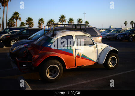 VW Käfer Oldtimer auf dem Parkplatz am Venice Beach, Kalifornien. Stockfoto