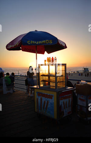 Menschen in Santa Monica Pier bei Sonnenuntergang. Los Angeles, Kalifornien. Stockfoto