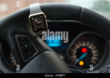 Moderne Fahrzeug-Innenraum mit Smartwatch im Lenkrad Stockfoto