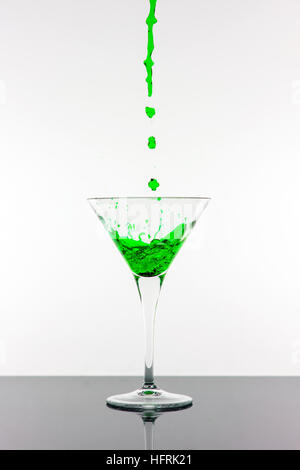 Grüner Cocktail Spritzen von Martini-Glas, Isolated on White Background. Bar-Werbespots Konzept. Stockfoto