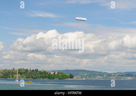 Konstanz, Constance: Zeppelin NT über die Insel Mainau, Bodensee, Bodensee, Baden-Württemberg, Deutschland Stockfoto