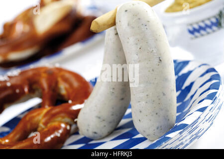 Bayrische Weißwürste und Brezel Stockfoto