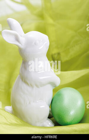 Grünes Ei und weiße Ostern Osterhase Stockfoto