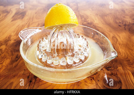 Frisch gepresster Zitronensaft in Entsafter Stockfoto