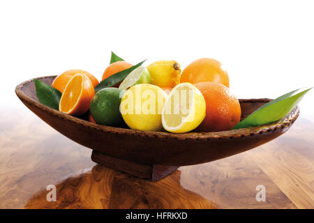 Zitrusfrüchte in braun Holzschale Stockfoto