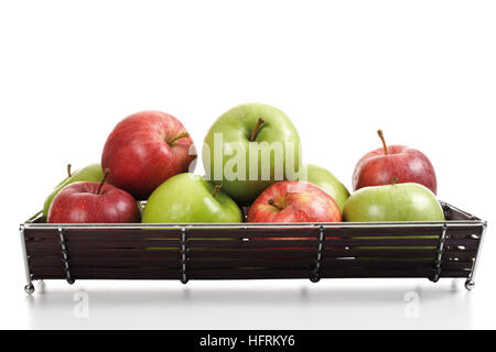 Äpfel in einem Korb Stockfoto