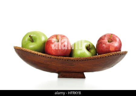 Äpfel in eine braune Holzschale Stockfoto