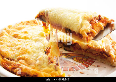 Stück Pizza auf Spachtel Stockfoto