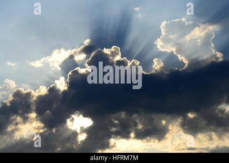 Sonne hinter Wolken, Wolke Stimmung, Hamburg, Deutschland Stockfoto