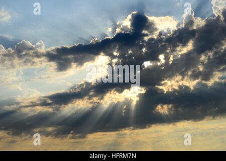 Sonne hinter Wolken, Wolke Stimmung, Hamburg, Deutschland Stockfoto