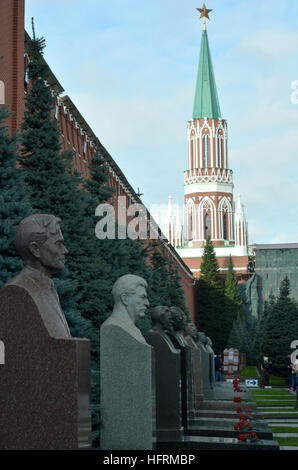 Büsten von berühmten kommunistischen Führern, darunter Stalin und Trotzki neben Lenin Mausoleum, Kreml, Moskau Stockfoto