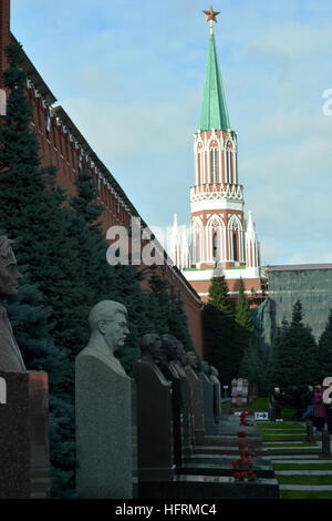 Büsten von berühmten kommunistischen Führern, darunter Stalin und Trotzki neben Lenin Mausoleum, Kreml, Moskau Stockfoto