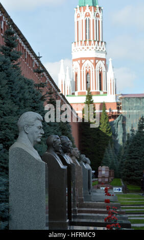 Büsten von berühmten kommunistischen Führern, darunter Stalin und Trotzki neben Lenin Mausoleum, Kreml, Moskau Stockfoto