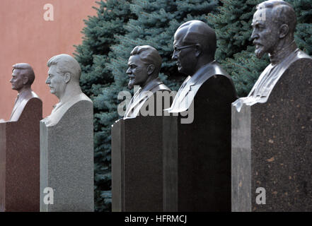 Büsten von berühmten kommunistischen Führern, darunter Stalin und Trotzki neben Lenin Mausoleum, Kreml, Moskau Stockfoto