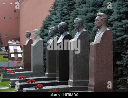 Büsten von berühmten kommunistischen Führern, darunter Stalin und Trotzki neben Lenin Mausoleum, Kreml, Moskau Stockfoto