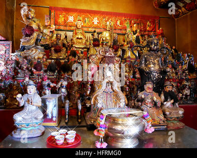 Viele chinesische Gott und Engelsstatue in chinesischen Schrein der Dame Prinzessin Soi Dok Mak (Betelnuss Blüte), eine lokale Göttin für Menschen beten in Wat Phanan Stockfoto