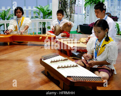 Thai Schülerband spielt traditionelle thai Musikinstrument Konzert zeigen Menschen in traditionellen thailändischen Kulturfestival am 16. November 2016 in Nonthab Stockfoto