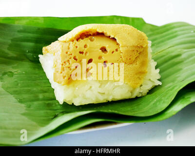 Süßer Klebreis mit Thai Pudding oder Thai Dessert Namen Khao Neeo Sangkaya auf Bananenblatt Stockfoto