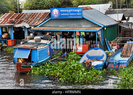 Die Sangkhae - Sangker River Battambang Provinz Cambodia.The Tonle Sap Frischwasser See (reichsten See zum Angeln in der Welt) fließt in den Mekong in Phnom Penh.  Die kambodschanische Bevölkerung hat auch für das einzigartige Ökosystem des Sees mit schwimmenden angepasst (Fischer-Fischerei) Dörfer und gestelzt Häuser. Stockfoto