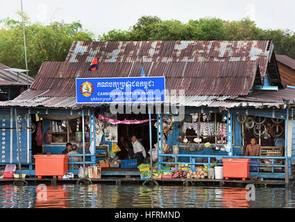 Die Sangkhae - Sangker River Battambang Provinz Cambodia.The Tonle Sap Frischwasser See (reichsten See zum Angeln in der Welt) fließt in den Mekong in Phnom Penh.  Die kambodschanische Bevölkerung hat auch für das einzigartige Ökosystem des Sees mit schwimmenden angepasst (Fischer-Fischerei) Dörfer und gestelzt Häuser. Stockfoto