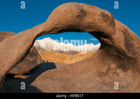 Mount Whitney, der höchste Gipfel in den angrenzenden Vereinigten Staaten, betrachtet durch Mobius Arch, Alabama Hills, Kalifornien Stockfoto