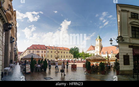 Bratislava (Preßburg): Marktplatz mit Rathaus und Maximilian Brunnen,, Slowakei Stockfoto