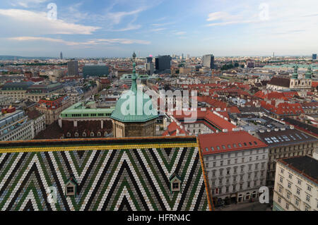 Wien, Wien: Blick vom Stephansdom in der Altstadt um den Donaukanal und die Donaucity, 01., Wien, Österreich Stockfoto