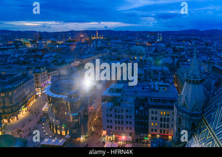 Wien, Wien: Blick vom Stephansdom auf die Altstadt, das Rathaus und im Wienerwald, 01., Wien, Österreich Stockfoto