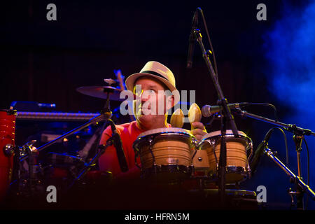 Jose Sanchez von Alex Cuba Band auf Bongo-Trommeln auf Kanadas 150-Jahr-Geburtstag New Years Eve-Victoria, British Columbia, Kanada. Stockfoto