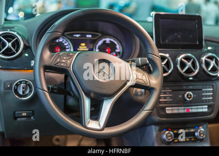 Mercedes-Benz B-Klasse Elektroantrieb Auto Innenraum Closeup am ersten internationalen Handel zeigen der elektrischen Fahrzeuge Plug-in Ukraine Stockfoto