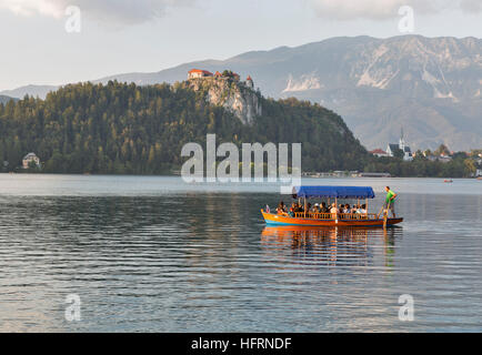 Großes Boot mit unbekannten Touristen am Bleder See. Bled See ist einer der malerischen Orte der Nation. Slowenien. Stockfoto