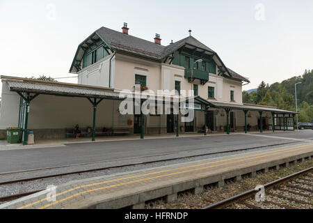 Unbekannte Leute warten auf einen Zug auf Plattform des örtlichen Bahnhof Bled Jezero in der Nähe von Lake Bled, Slowenien. Stockfoto