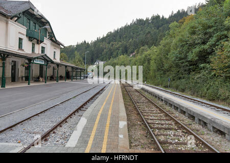 Unbekannte Leute warten auf einen Zug auf Plattform des örtlichen Bahnhof Bled Jezero in der Nähe von Lake Bled, Slowenien. Stockfoto