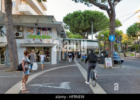 Die Menschen gehen entlang der Amerigo Vespucci Avenue mit Geschäften und Restaurants. Rimini ist eines der bekanntesten Urlaubsorte der Adria. Italien. Stockfoto