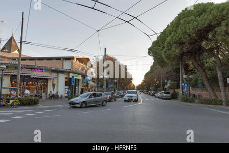 Die Menschen gehen entlang der Prinz Amedeo Avenue mit Geschäften und Cafés. Rimini ist eines der bekanntesten Urlaubsorte der Adria. Italien. Stockfoto