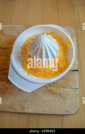 Weißen Saft Saftpresse auf dem Holztisch Stockfoto