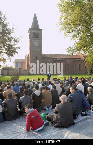 für Festlichkeit des Aid Al Fitr, schließen des Monats Ramadan waren Muslime in Mailand (Italien) im katholischen Abtei von Monluè gehostet. Stockfoto