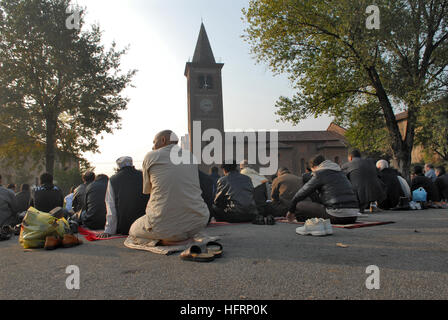 für Festlichkeit des Aid Al Fitr, schließen des Monats Ramadan waren Muslime in Mailand (Italien) im katholischen Abtei von Monluè gehostet. Stockfoto