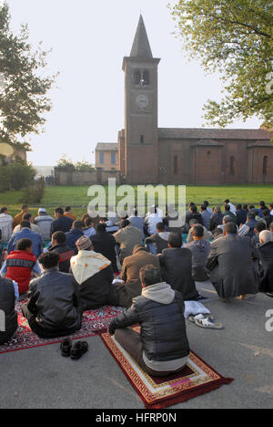 für Festlichkeit des Aid Al Fitr, schließen des Monats Ramadan waren Muslime in Mailand (Italien) im katholischen Abtei von Monluè gehostet. Stockfoto